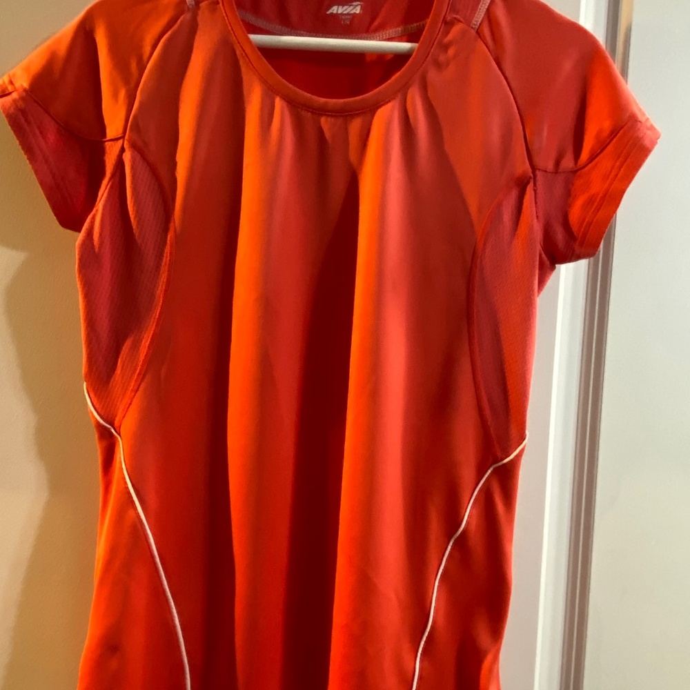 Women’s AVIA workout top